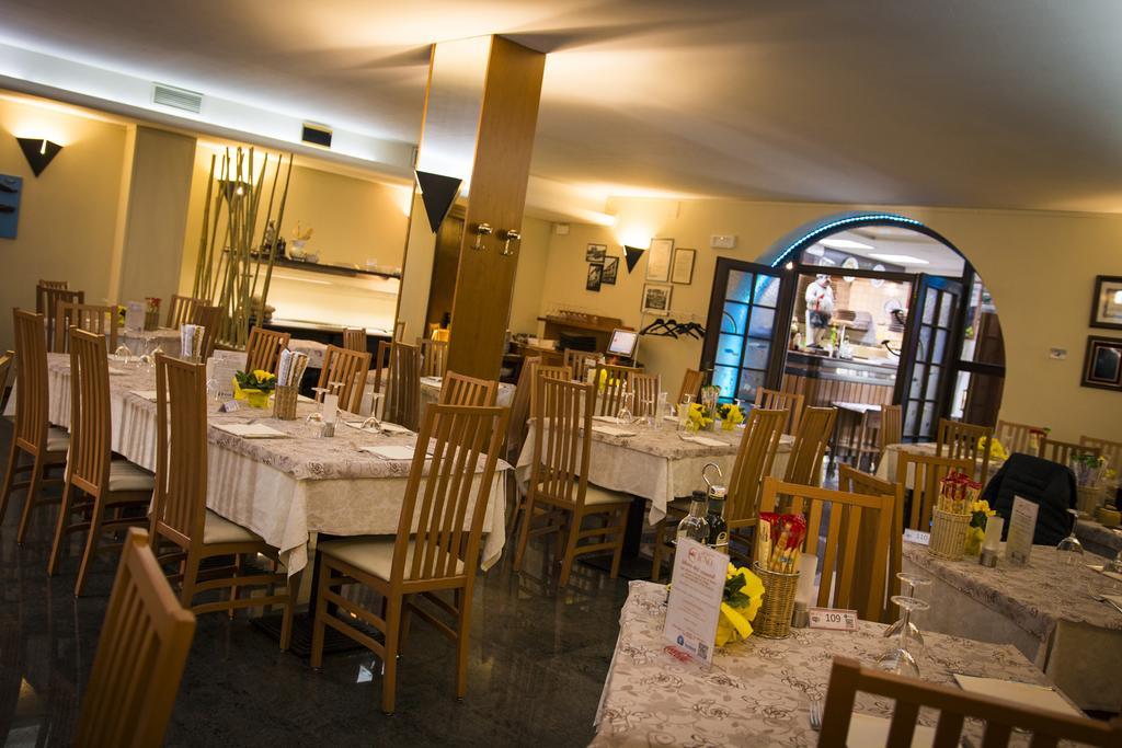 Hotel Ristorante Cigno - Camere And Aparthotel Latisana Exterior foto